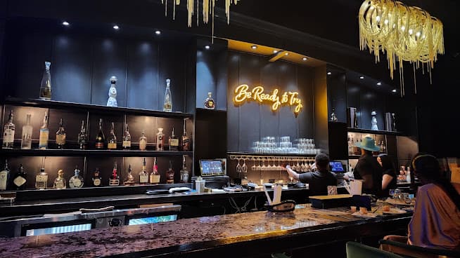 Restaurant ambiance 3